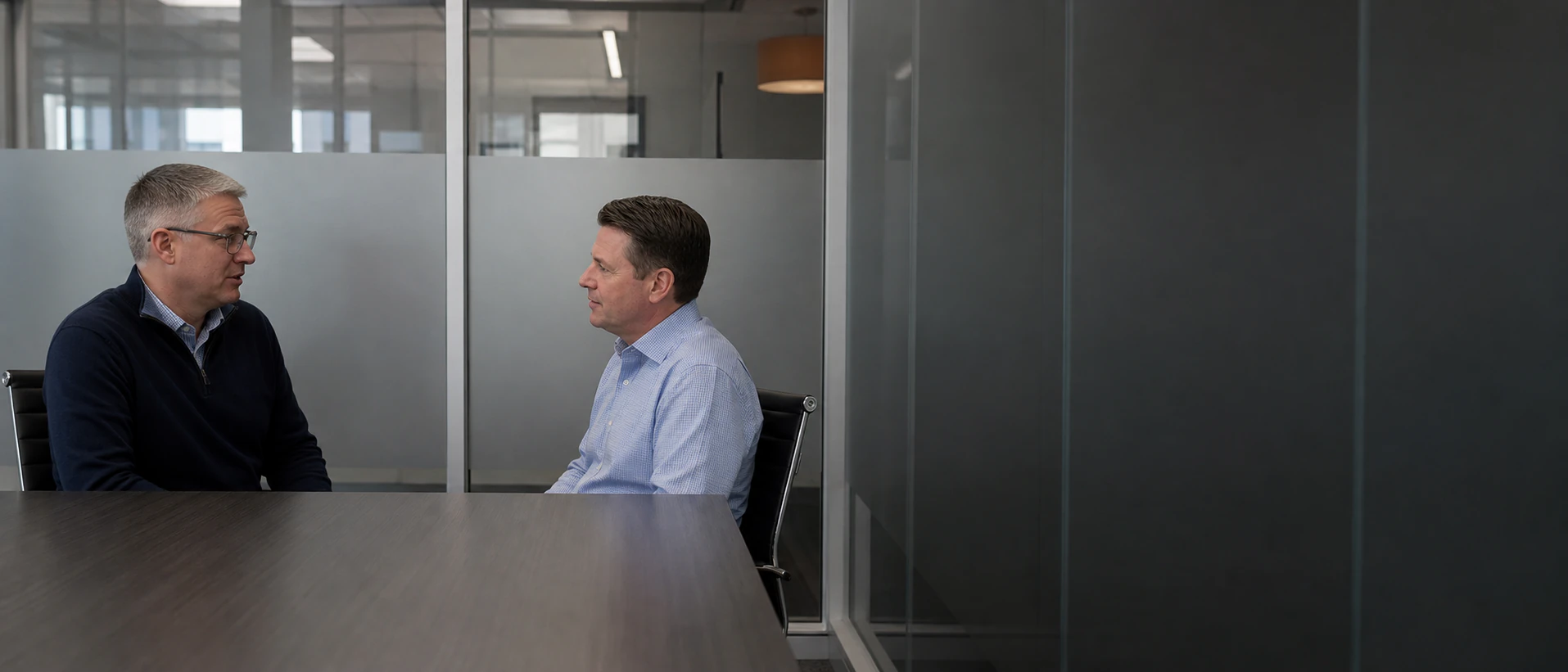 Dos profesionales conversando durante la planificación de un proyecto tecnológico.