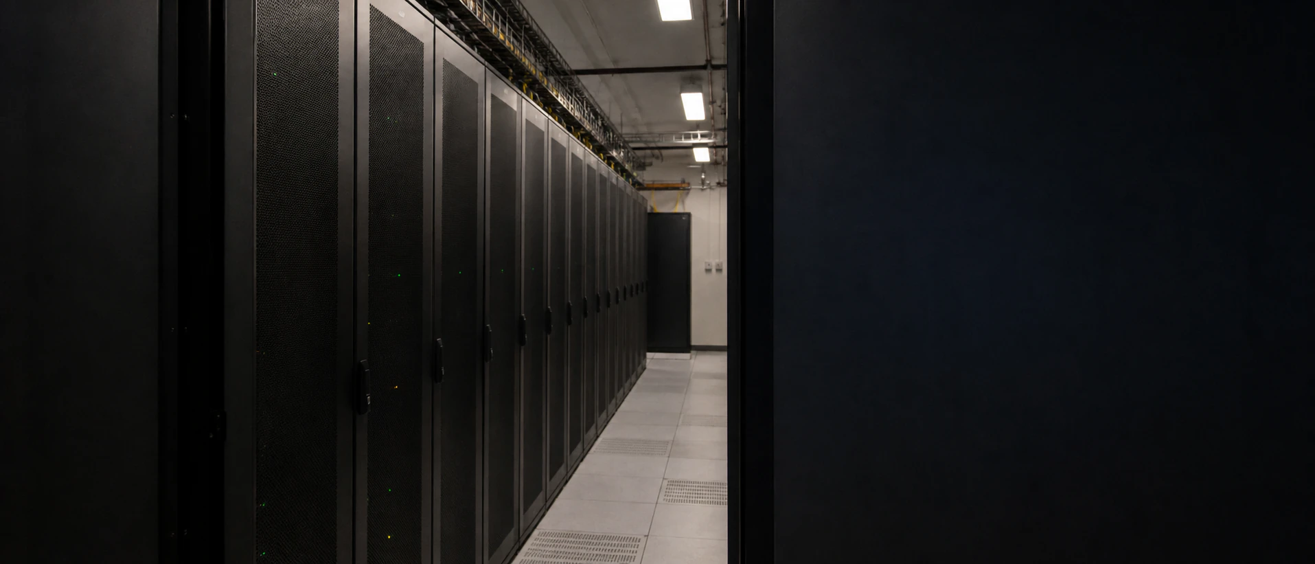 Centro de datos empresarial con armarios de servidores cerrados.